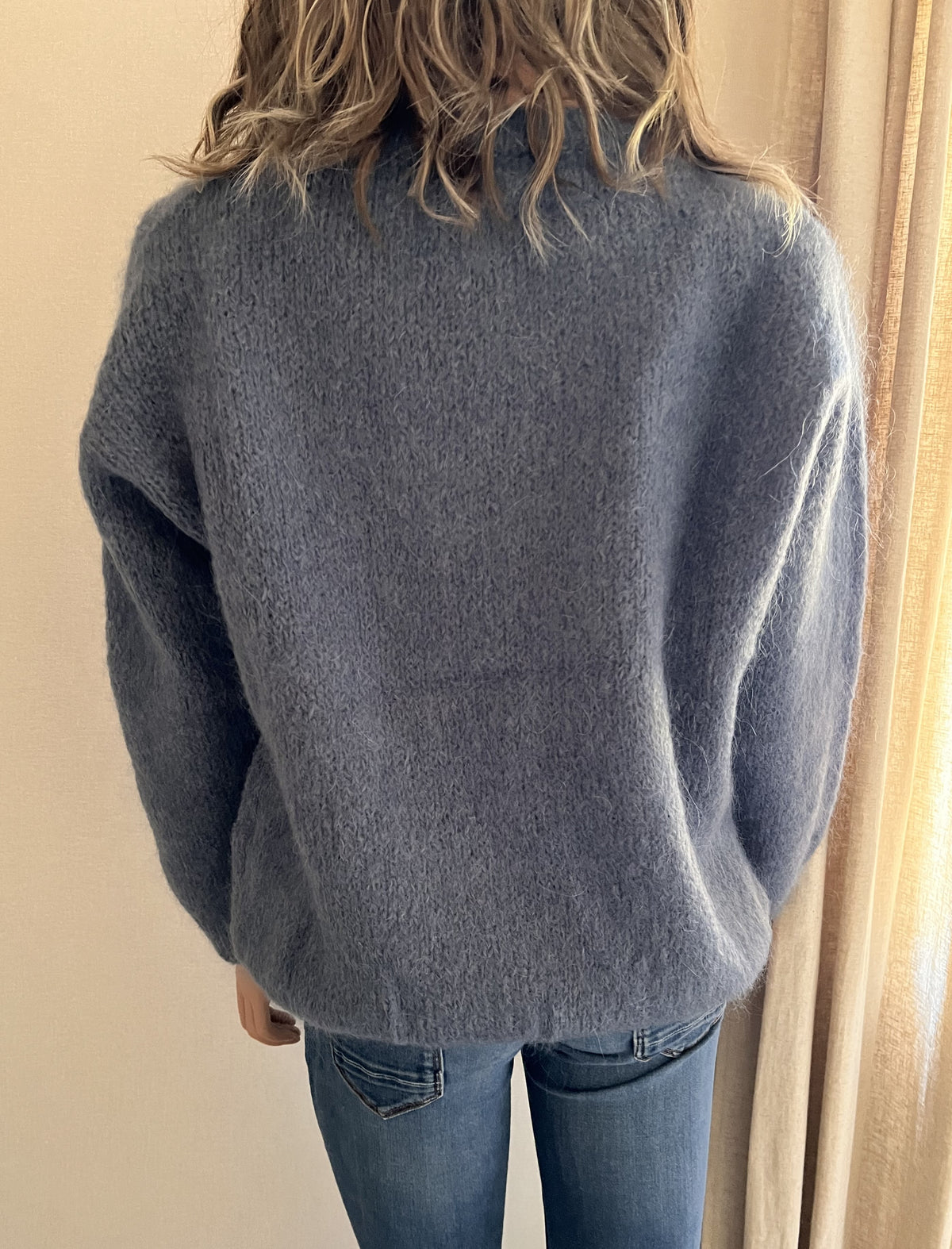 Pull Jules bleu denim en mohair – vue de dos, coupe souple et ample | Coka Collection
