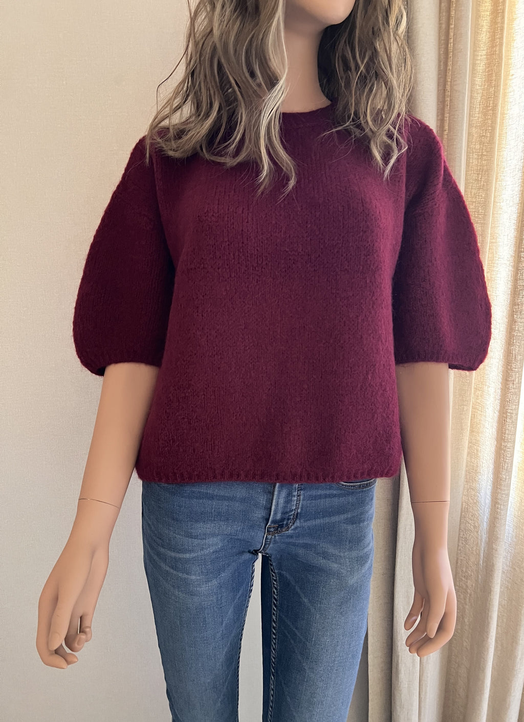 Pull Rémi bordeaux en mohair – vue de face, manches courtes bouffantes | Coka Collection