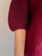 Pull Rémi bordeaux en mohair – détail de la maille douce et du bas de manche resserré | Coka Collection