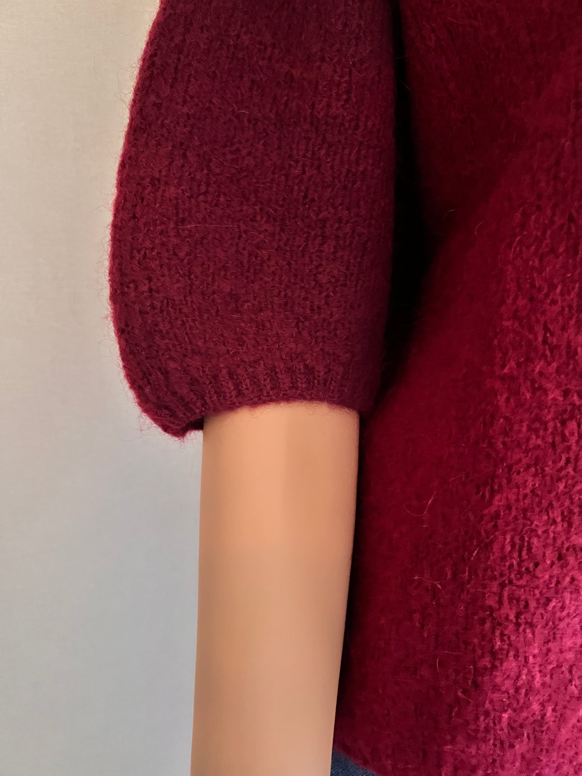 Pull Rémi bordeaux en mohair – détail de la maille douce et du bas de manche resserré | Coka Collection