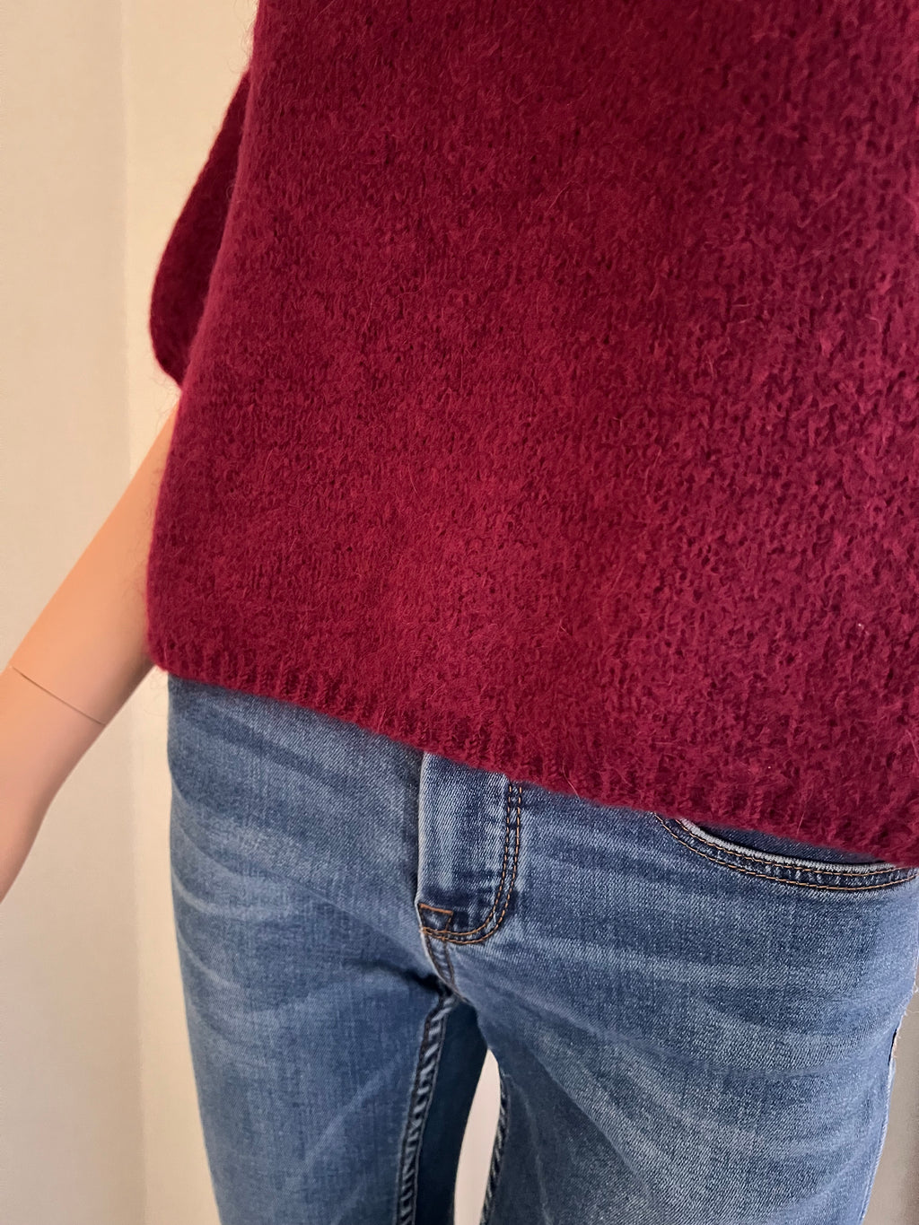 Pull Rémi bordeaux en mohair – détail de la maille douce et finition bord côte | Coka Collection