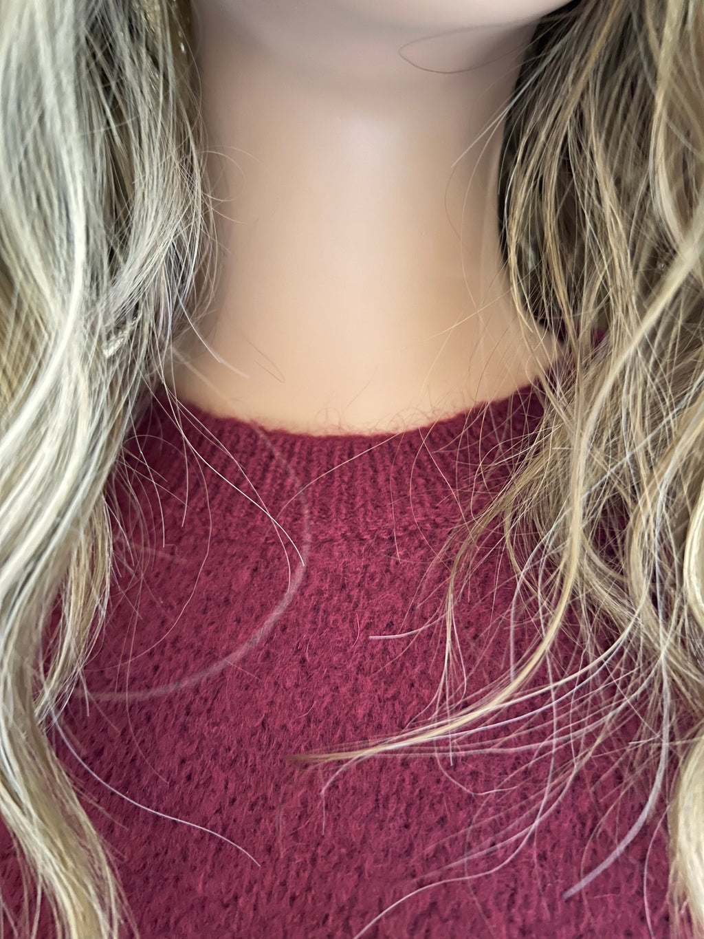 Pull Rémi bordeaux en mohair – détail de la maille douce et bord côte au col | Coka Collection