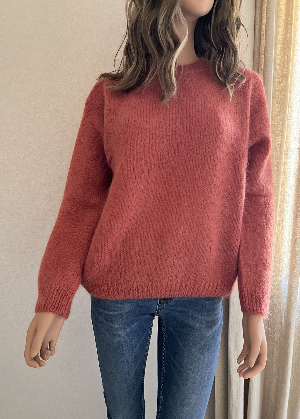 Pull Jules terracotta en mohair – vue de face, encolure ronde | Coka Collection