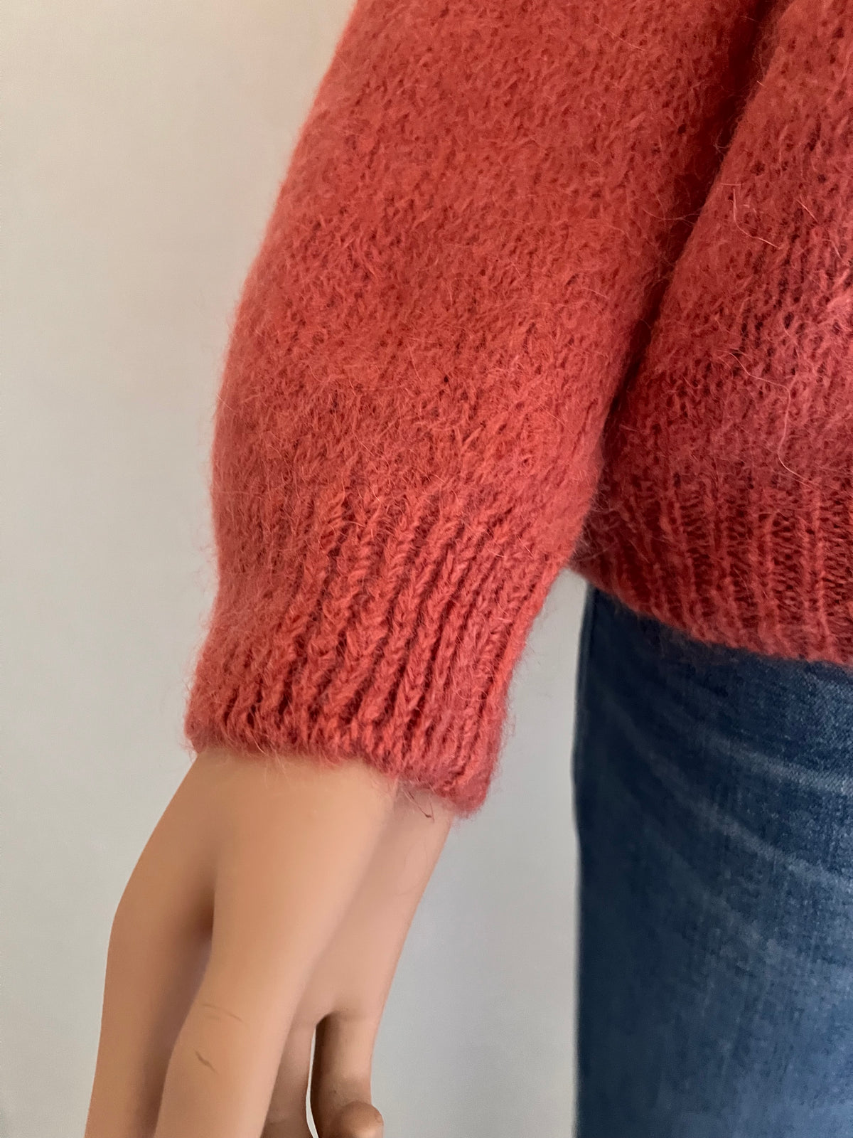 Pull Jules terracotta en mohair – détail de la maille duveteuse et du bord-côte | Coka Collection