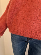 Pull Jules terracotta en mohair – détail de la maille duveteuse et du bord-côte | Coka Collection