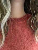 Pull Jules terracotta en mohair – détail de la maille duveteuse et du bord-côte | Coka Collection