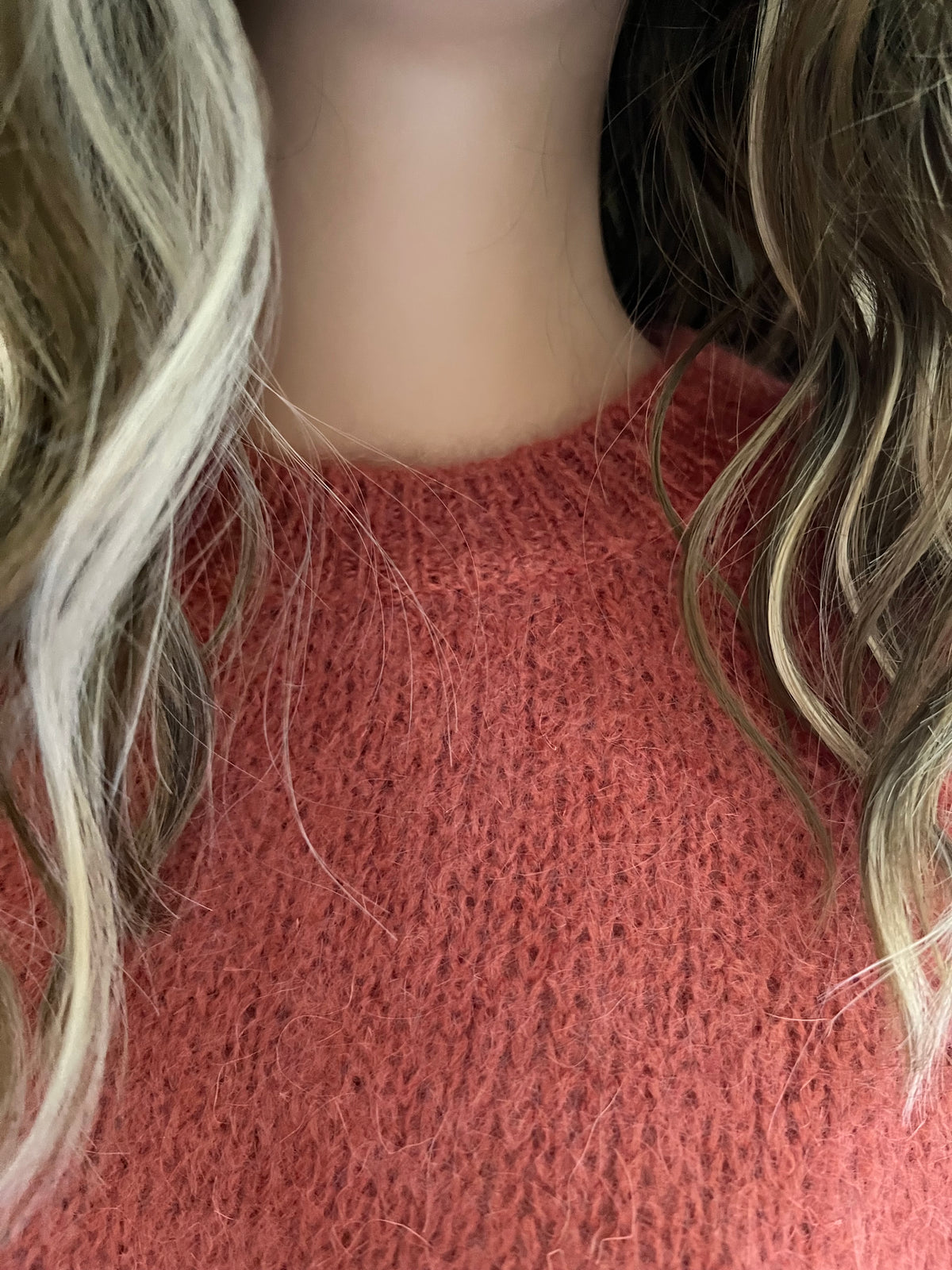 Pull Jules terracotta en mohair – détail de la maille duveteuse et du bord-côte | Coka Collection