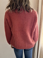 Pull Jules terracotta en mohair – vue de dos, coupe souple et légèrement ample | Coka Collection