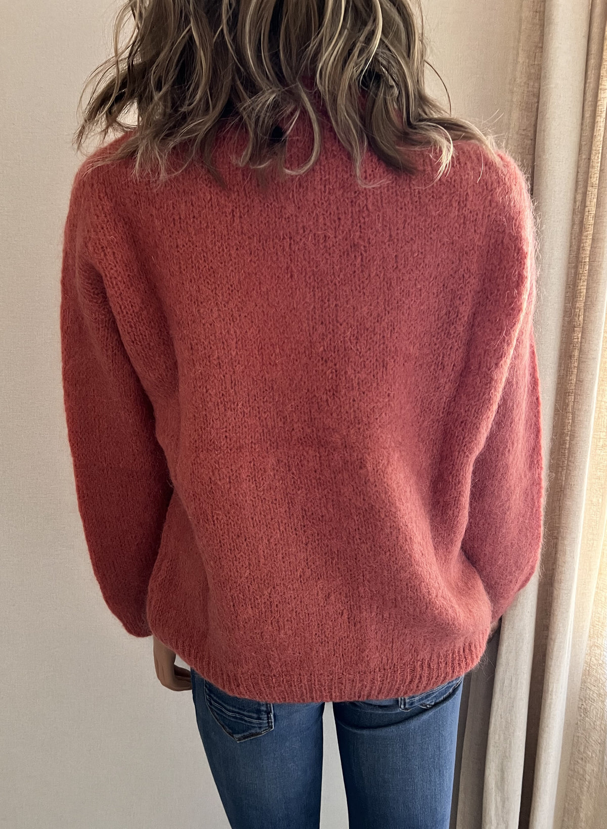 Pull Jules terracotta en mohair – vue de dos, coupe souple et légèrement ample | Coka Collection