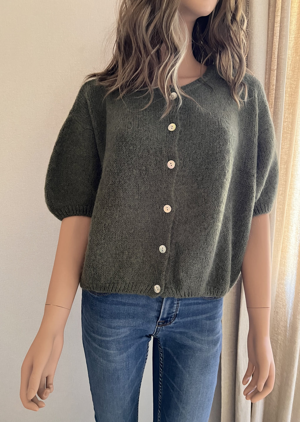 Gilet Pierre kaki en mohair – vue de face, fermé boutonné, manches courtes | Coka Collection