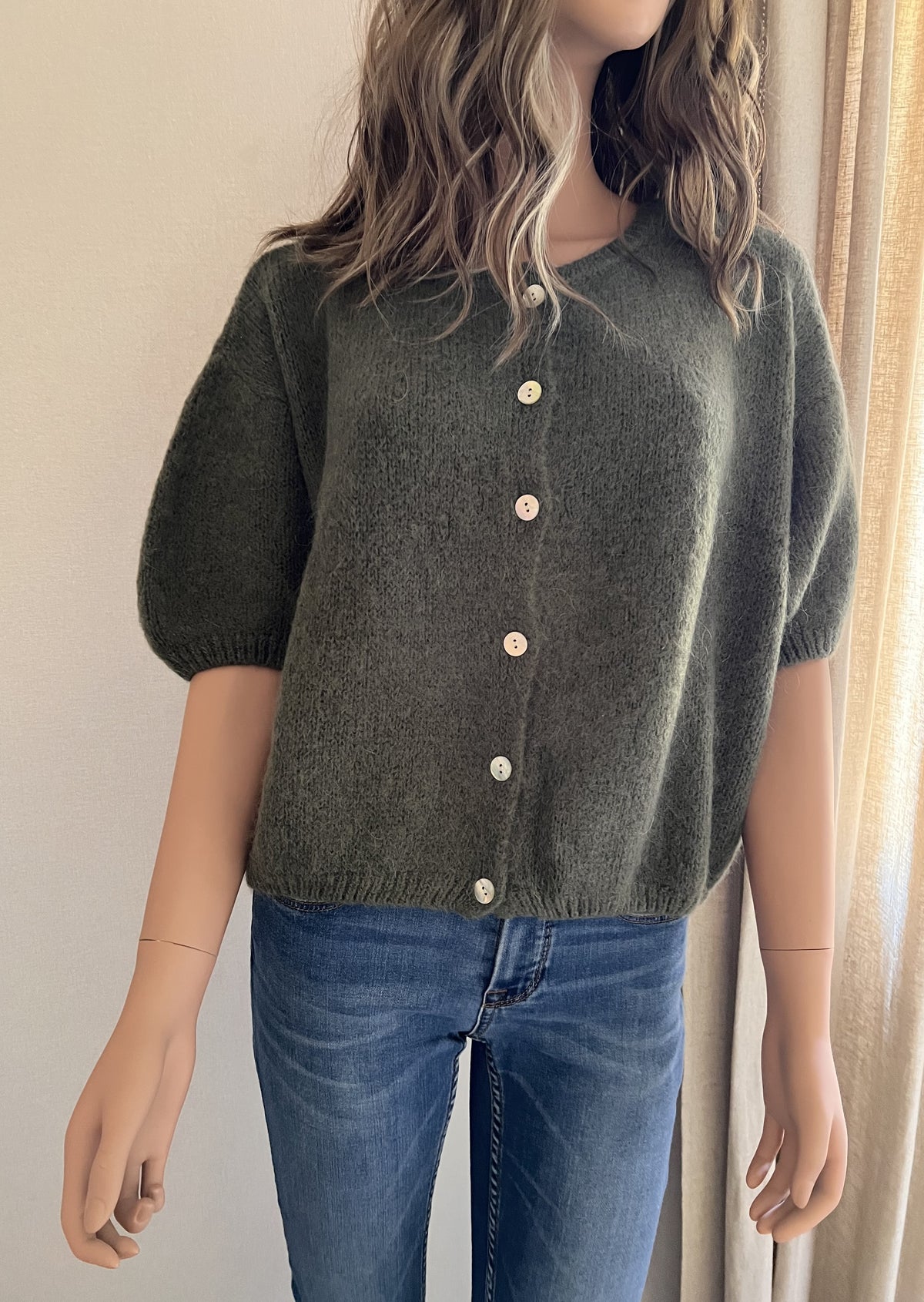 Gilet Pierre kaki en mohair – vue de face, fermé boutonné, manches courtes | Coka Collection