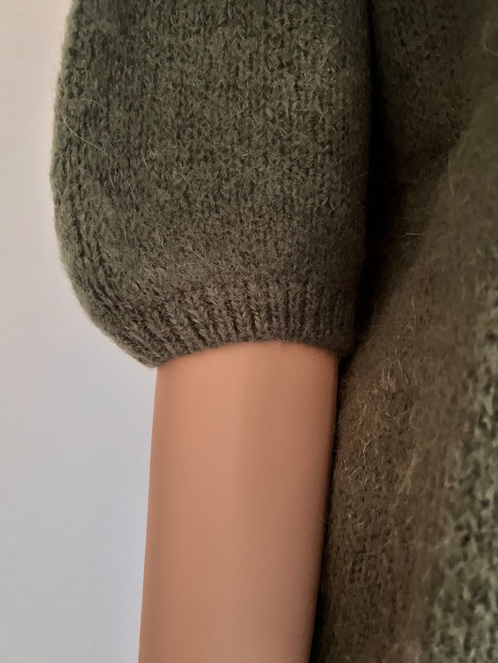 Gilet Pierre kaki en mohair – détail manches finition bord côte | Coka Collection