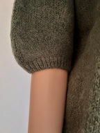 Gilet Pierre kaki en mohair – détail manches finition bord côte | Coka Collection