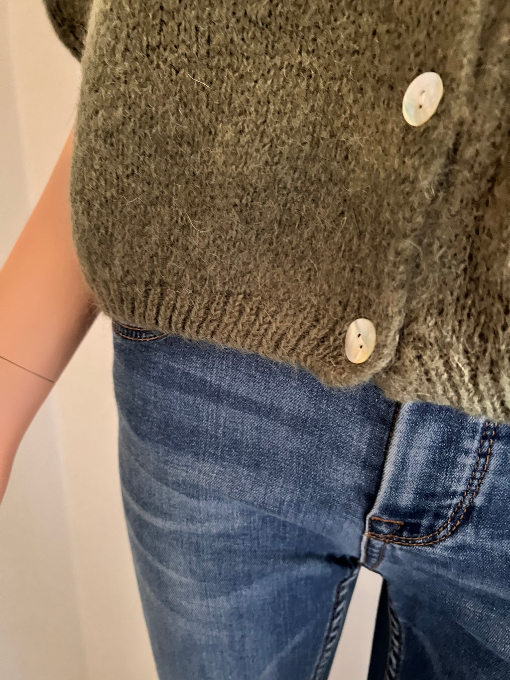 Gilet Pierre kaki en mohair – détail des boutons en nacre | Coka Collection