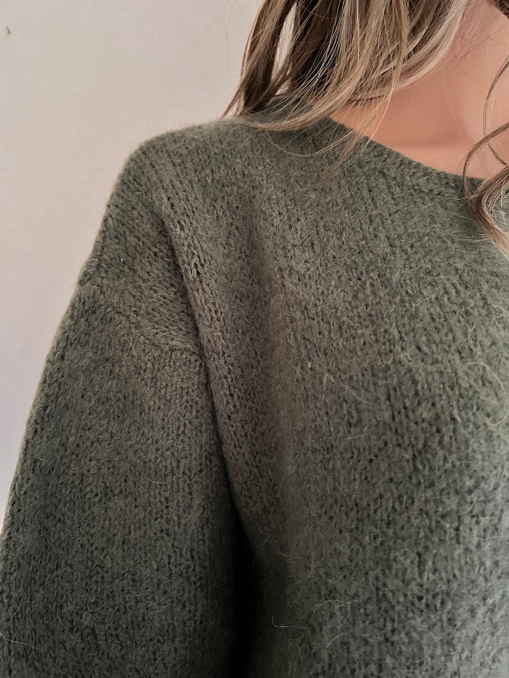 Gilet Pierre kaki en mohair – détail de la maille | Coka Collection
