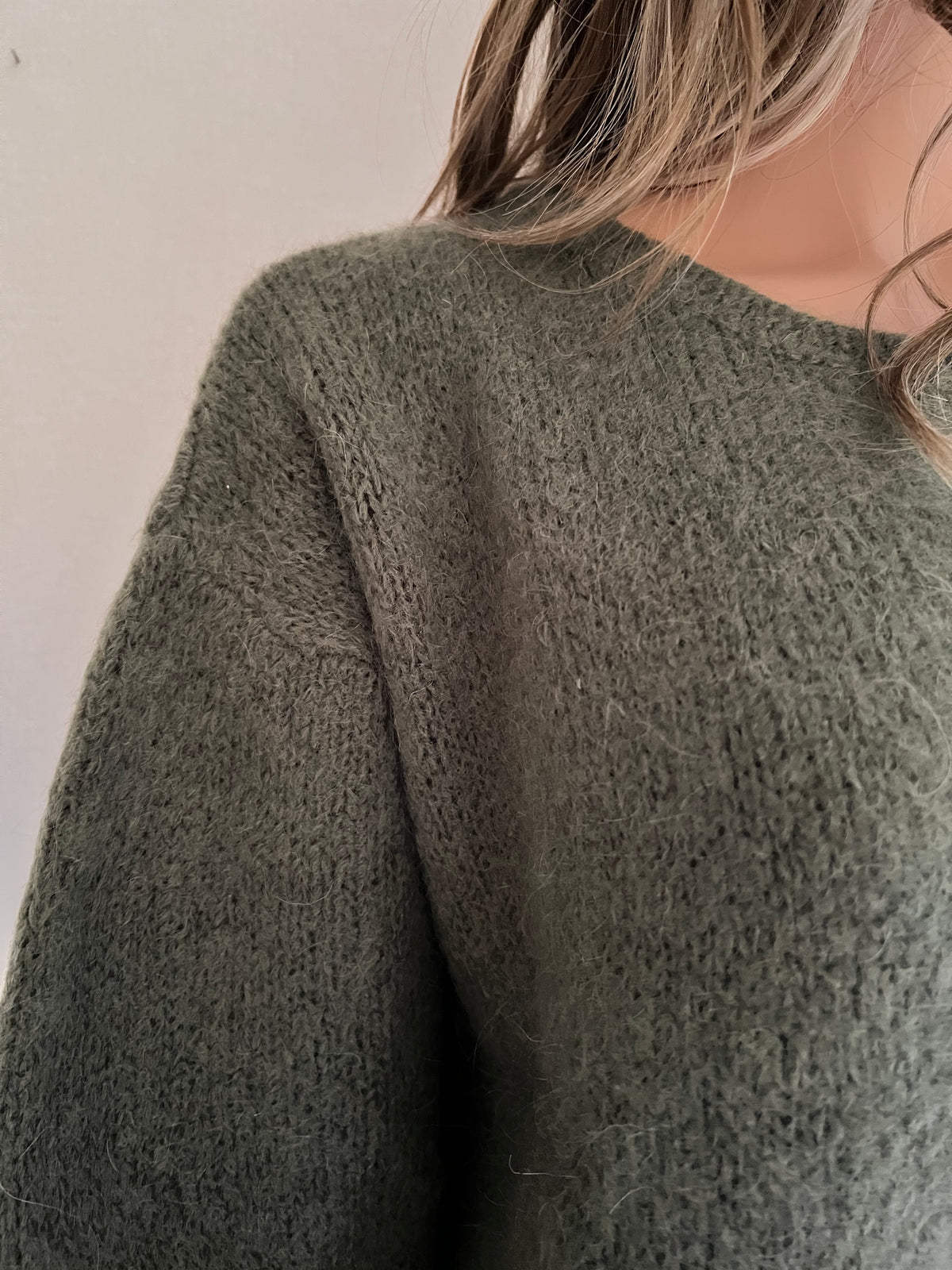 Gilet Pierre kaki en mohair – détail de la maille | Coka Collection