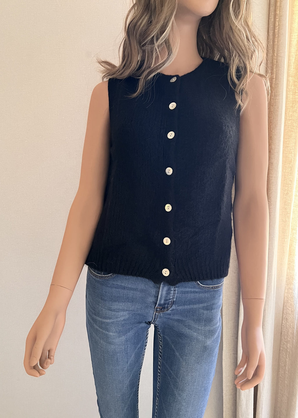 Gilet Gaston noir sans manches en mohair – vue de face, porté fermé | Coka Collection