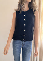 Gilet Gaston noir sans manches en mohair – vue de face, porté fermé | Coka Collection