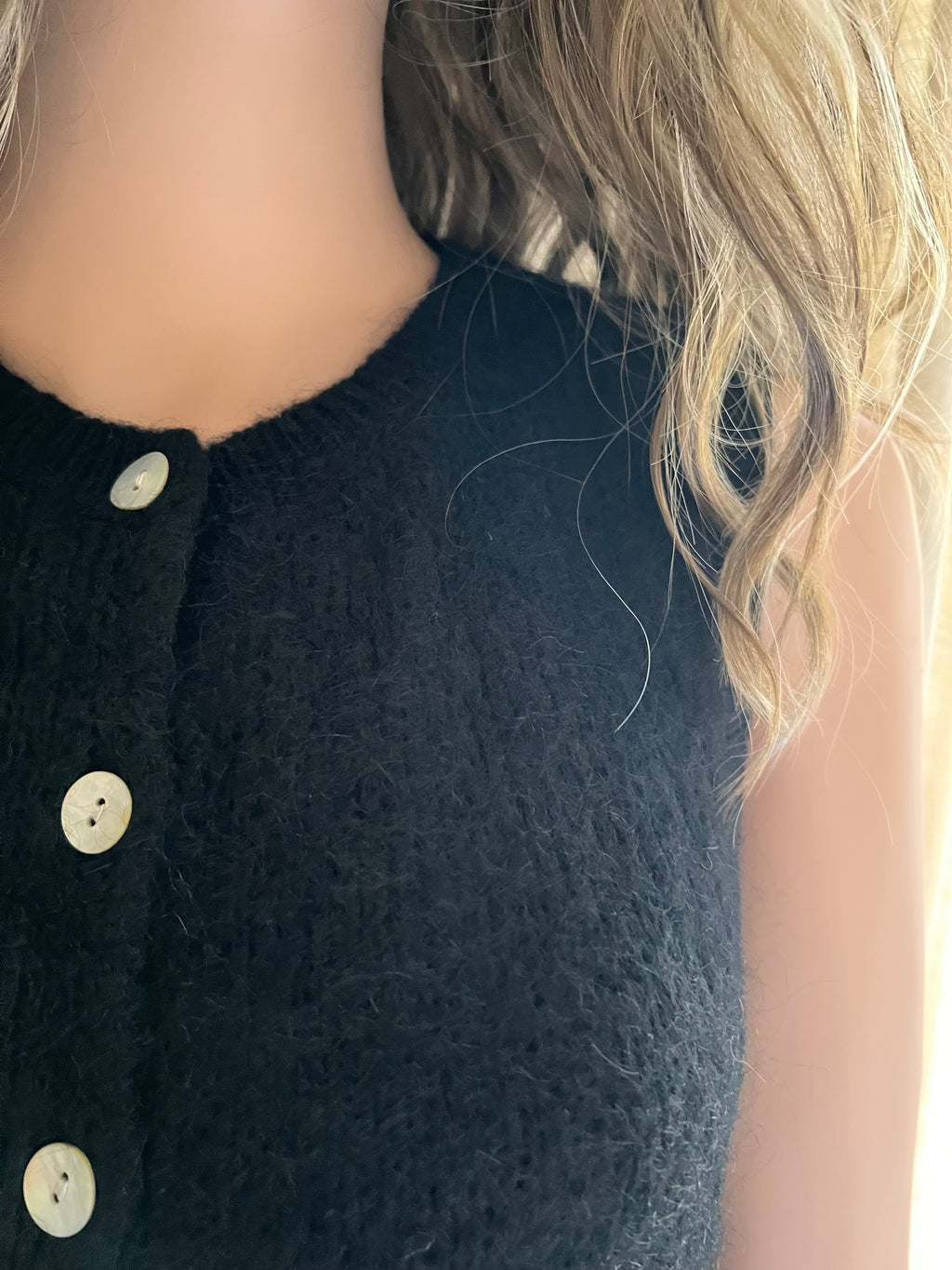 Gilet Gaston noir sans manches en mohair – détail des boutons en nacre | Coka Collection