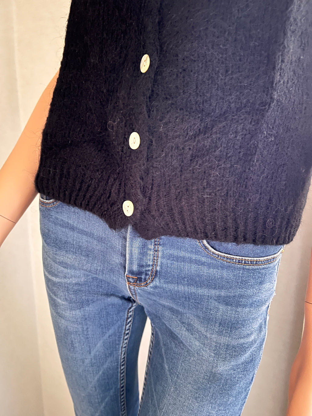 Gilet Gaston noir sans manches en mohair – détail finition bord côte | Coka Collection
