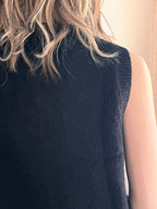 Gilet Gaston noir sans manches en mohair – détail de la maille | Coka Collection