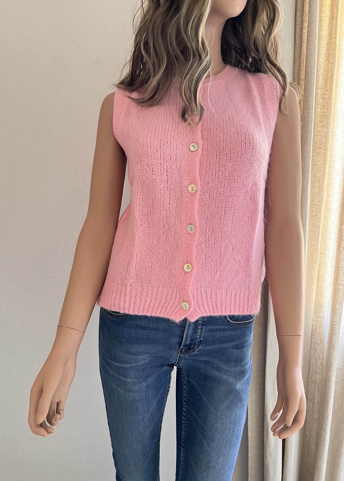 Gilet Gaston baby rose sans manches en mohair – vue de face, porté fermé | Coka Collection