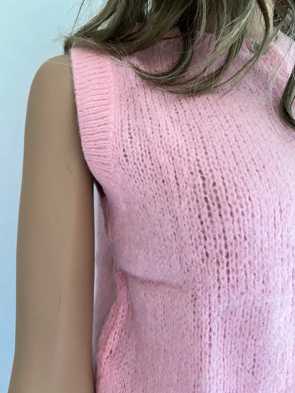 Gilet Gaston baby rose sans manches en mohair – détail de la maille | Coka Collection