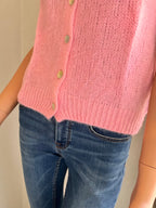 Gilet Gaston baby rose sans manches en mohair – détail finition bord côte | Coka Collection