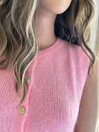 Gilet Gaston baby rose sans manches en mohair – détail des boutons en nacre | Coka Collection