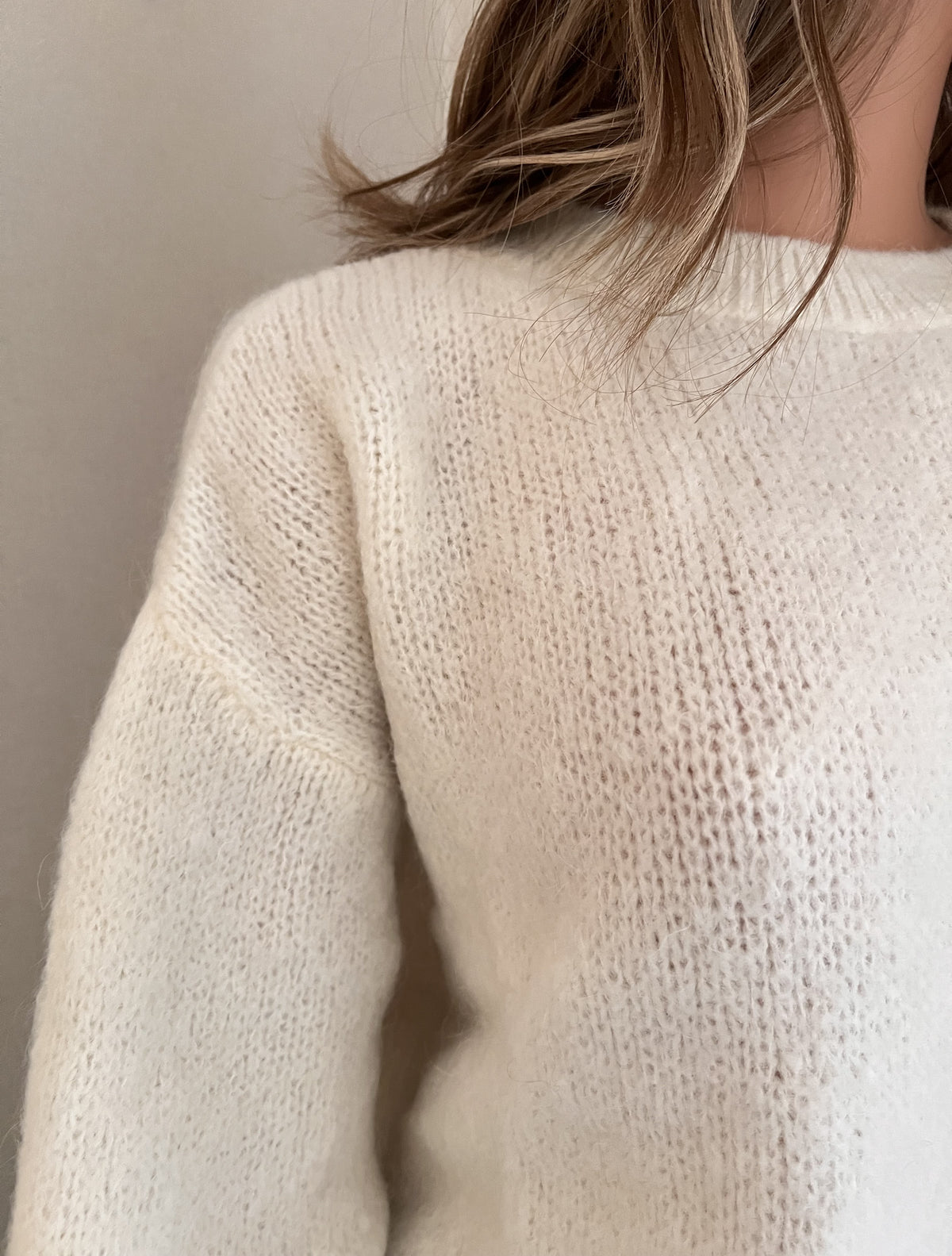 Pull Rémi écru en mohair – détail de la maille | Coka Collection