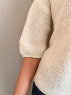 Pull Rémi écru en mohair – détail des manches ballon resserrées | Coka Collection