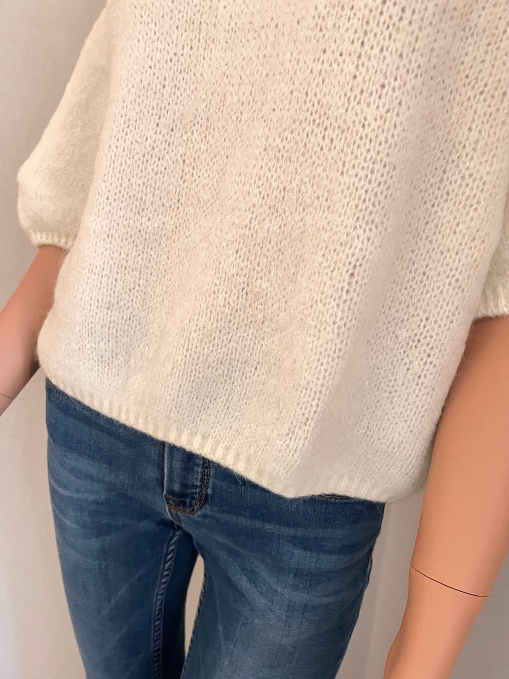 Pull Rémi écru en mohair – détail finition bord côte  | Coka Collection