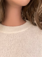 Pull Rémi écru en mohair – détail du col finition bord côte | Coka Collection