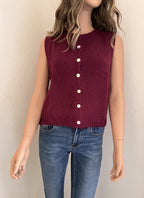 Gilet Gaston bordeaux sans manches en mohair – vue de face, porté fermé | Coka Collection