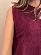 Gilet Gaston bordeaux sans manches en mohair – détail de la maille | Coka Collection