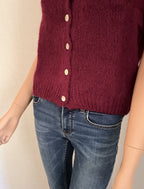 Gilet Gaston bordeaux sans manches en mohair – détail du bas finition bord côte | Coka Collection