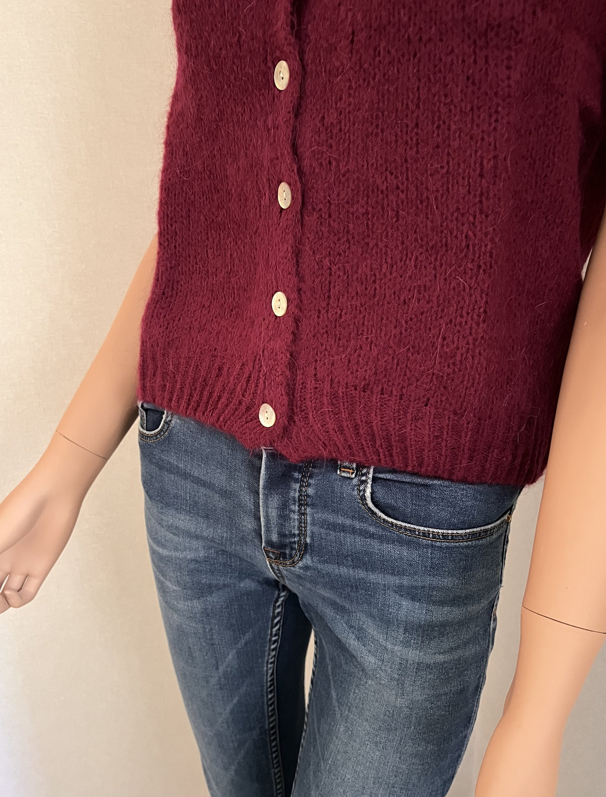 Gilet Gaston bordeaux sans manches en mohair – détail du bas finition bord côte | Coka Collection