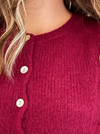 Gilet Gaston bordeaux sans manches en mohair – détail des boutons en nacre | Coka Collection