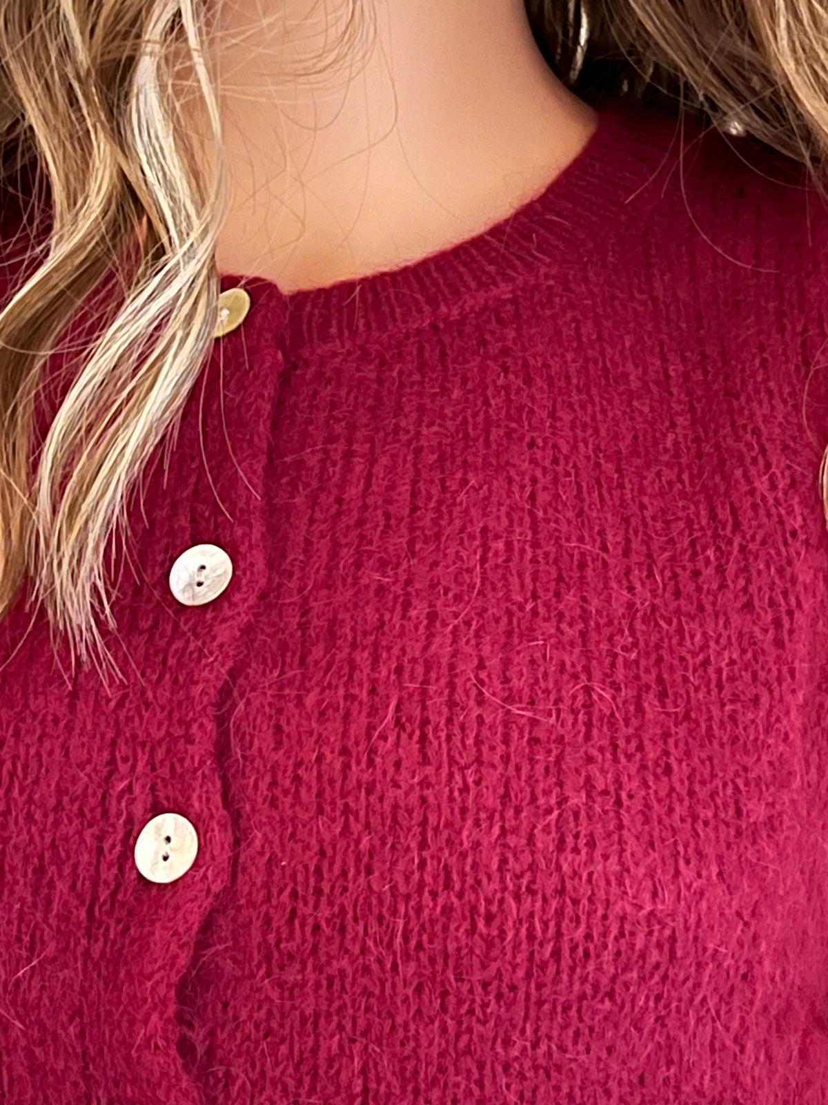 Gilet Gaston bordeaux sans manches en mohair – détail des boutons en nacre | Coka Collection
