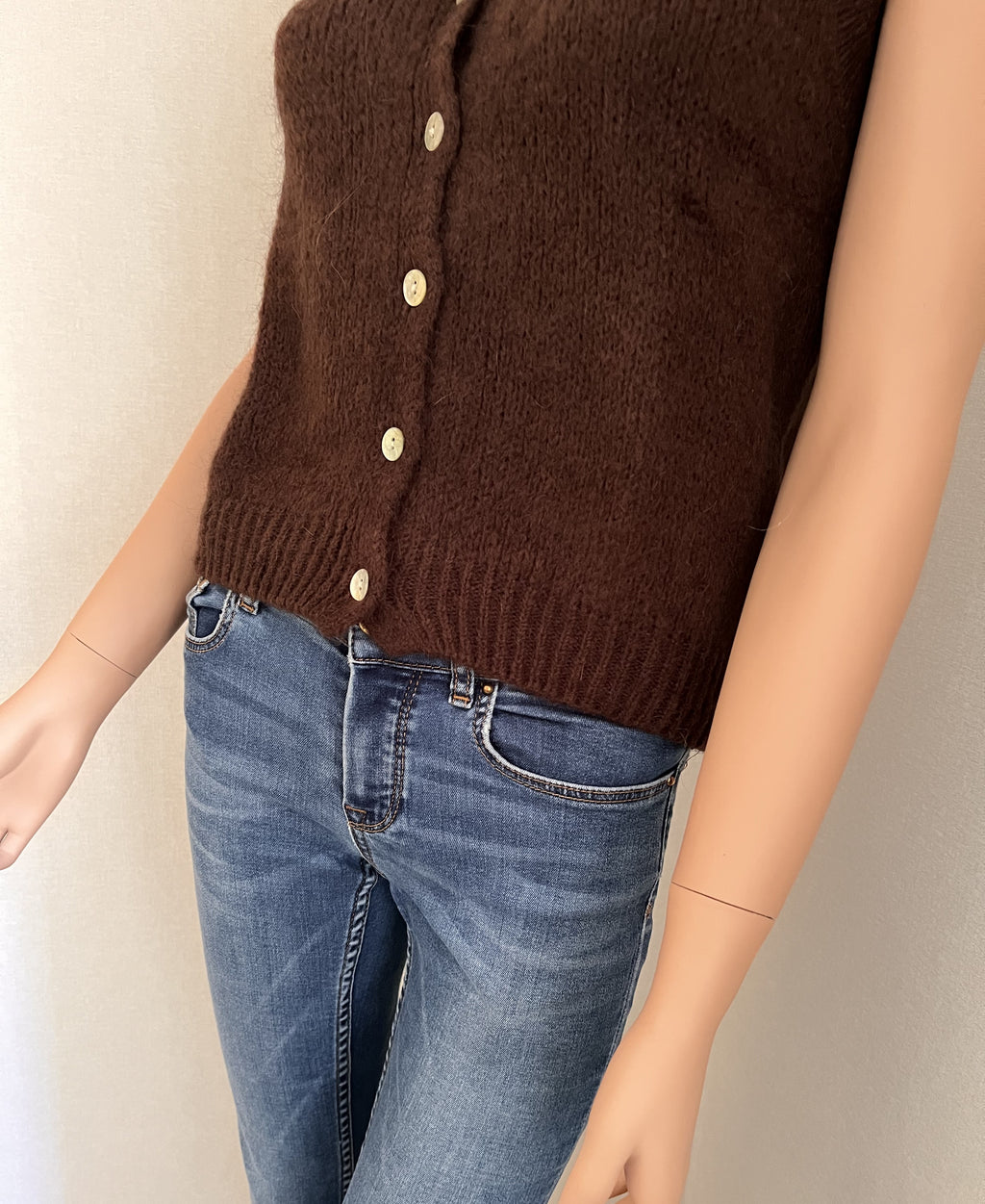 Gilet Gaston marron en mohair – détail des boutons en nacre et du bas finition bord côte | Coka Collection