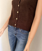Gilet Gaston marron en mohair – détail des boutons en nacre et du bas finition bord côte | Coka Collection