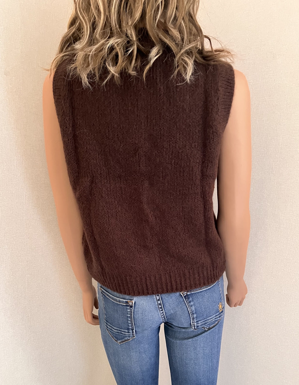 Gilet Gaston marron en mohair – vue de dos, coupe droite | Coka Collection