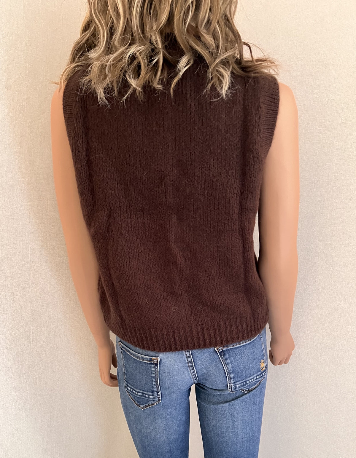 Gilet Gaston marron en mohair – vue de dos, coupe droite | Coka Collection