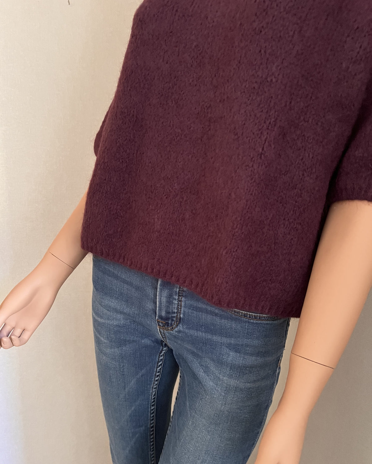 Pull Rémi prune en mohair – détail du bas en finition bord côte | Coka Collection
