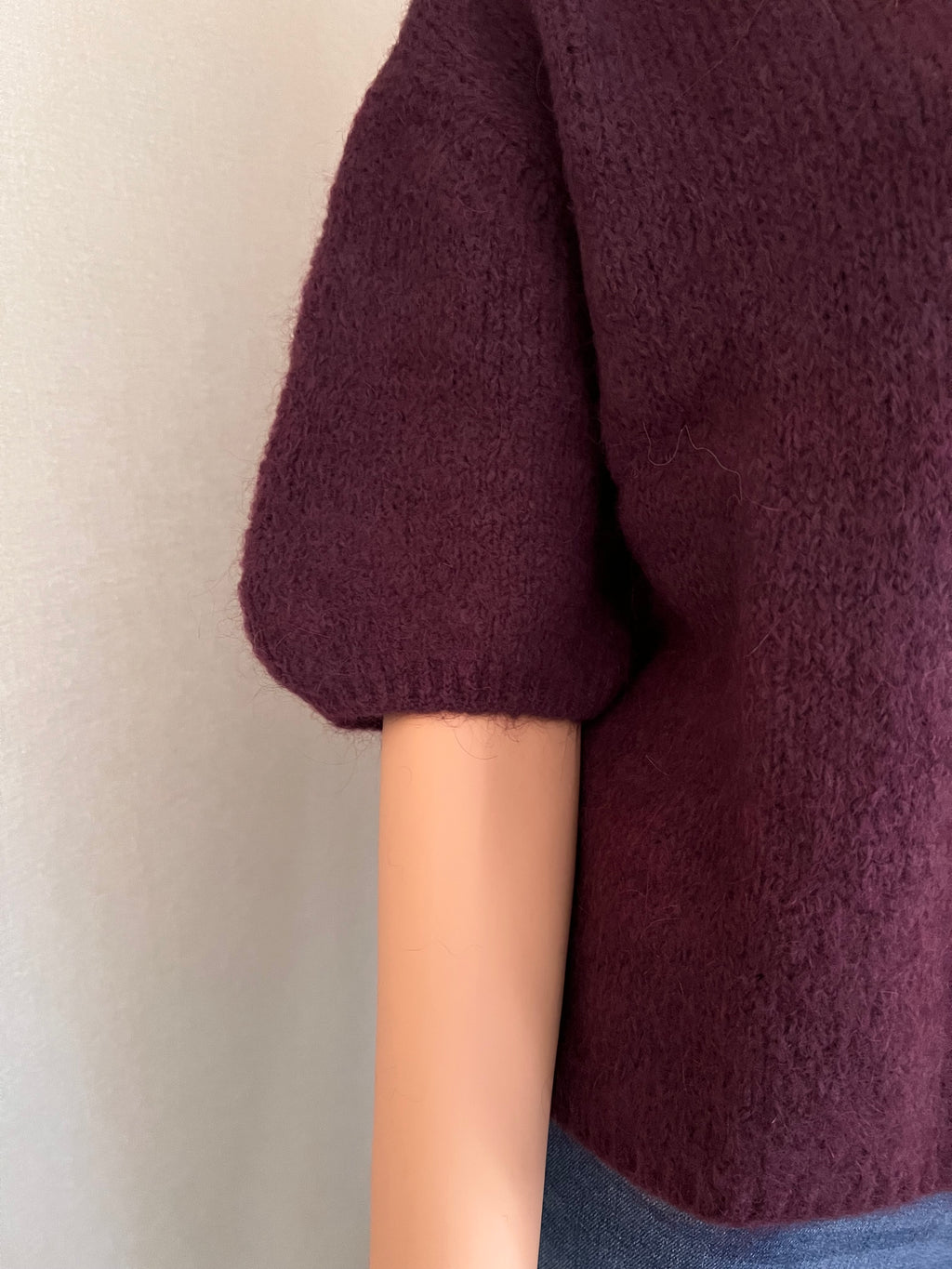 Pull Rémi prune en mohair – détail des manches courtes ballon | Coka Collection