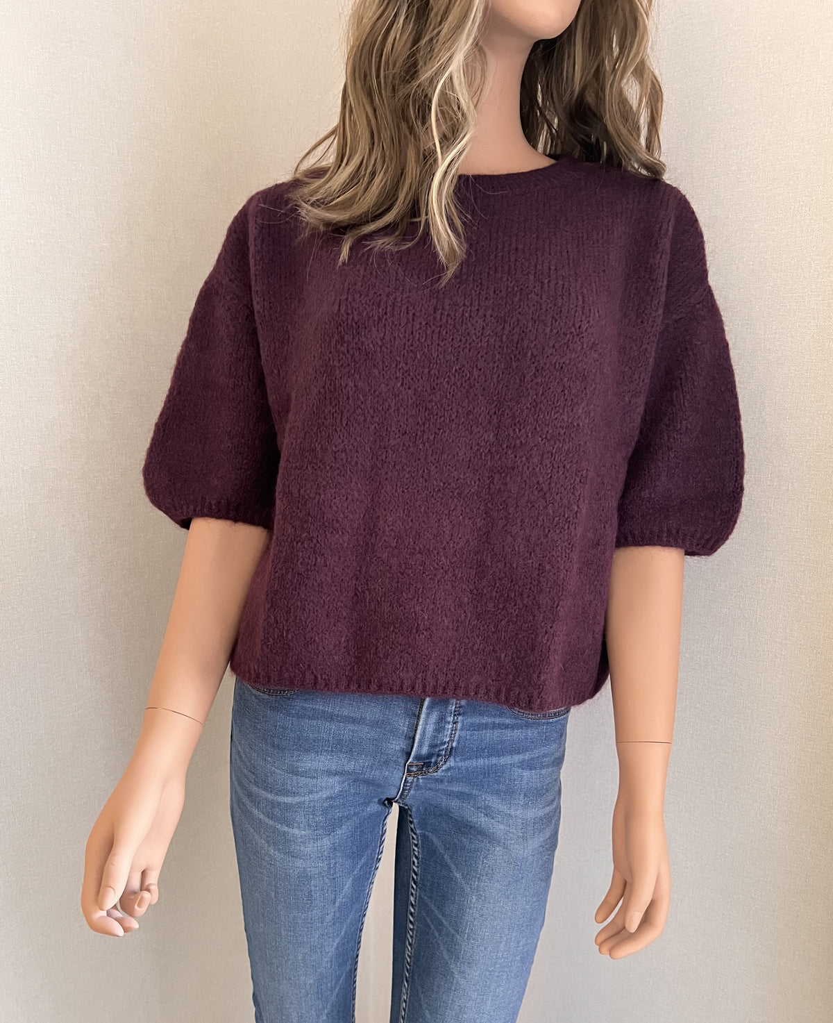 Pull Rémi prune en mohair – vue de face, encolure ronde | Coka Collection