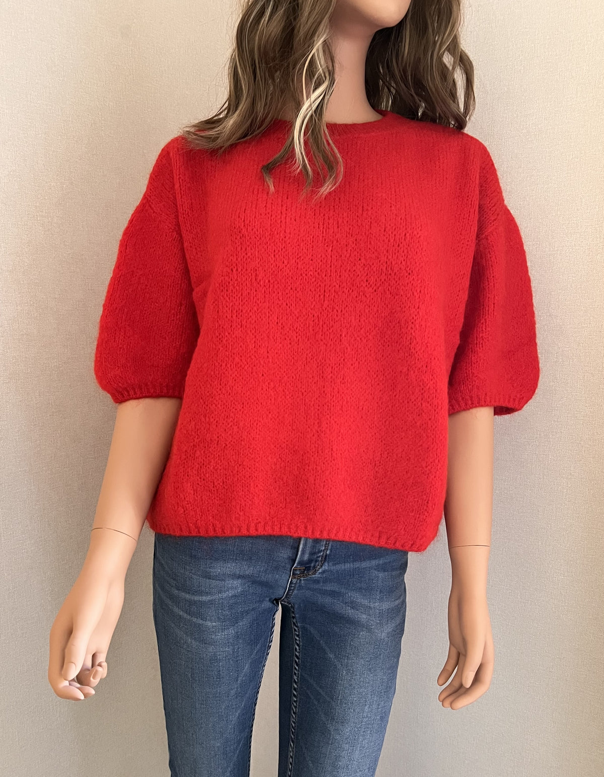 Pull Rémi rouge en mohair – vue de face, encolure ronde | Coka Collection