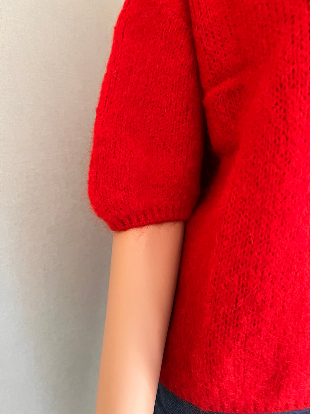 Pull Rémi rouge en mohair – détail des manches ballon resserrées | Coka Collection