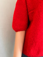 Pull Rémi rouge en mohair – détail des manches ballon resserrées | Coka Collection