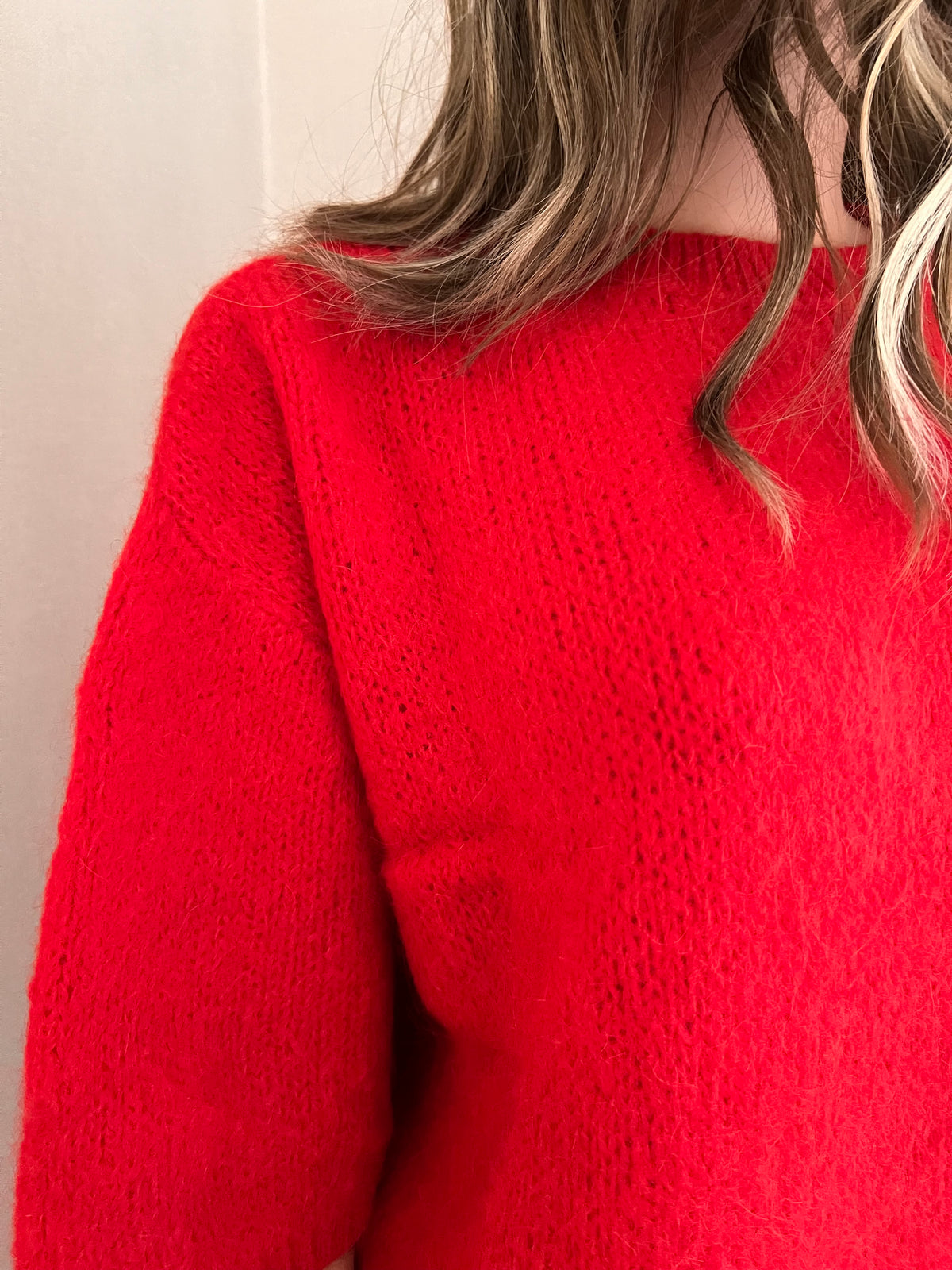 Pull Rémi rouge en mohair – détail de la maille | Coka Collection